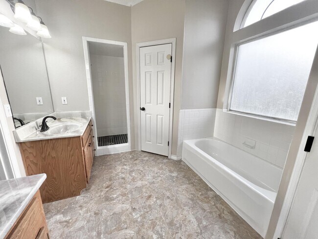 Building Photo - 5215 Northview Dr