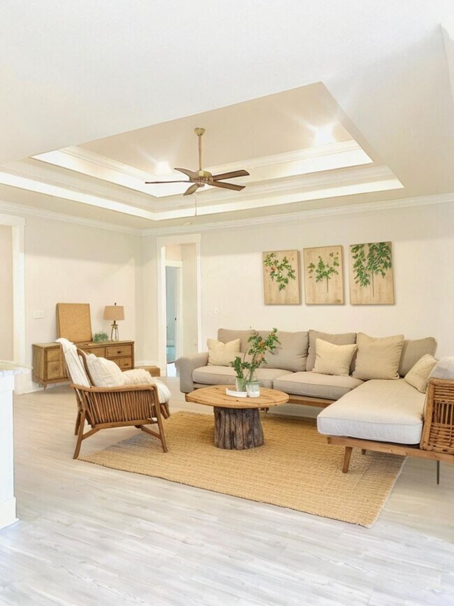 Building Photo - Stunning 4-Bed, 3-Bath Beauty, 2,117 sq. ft. of Pure Comfort and Style!