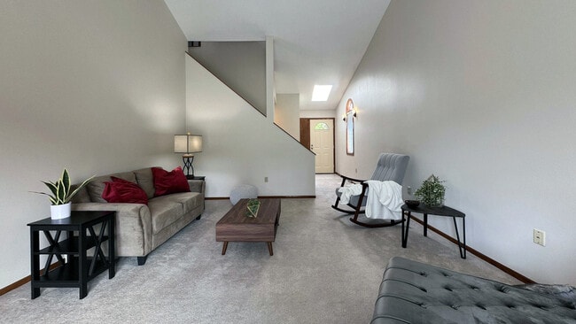 Building Photo - 720 N 16th Ave