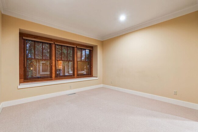 Building Photo - Luxury 3-Bedroom, 2.5-Bath Townhouse Retreat in the Heart of Boise