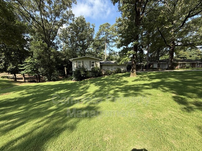 Building Photo - 3153 Woodhaven Dr