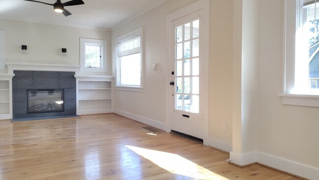 Building Photo - 2551 NE 32nd Pl