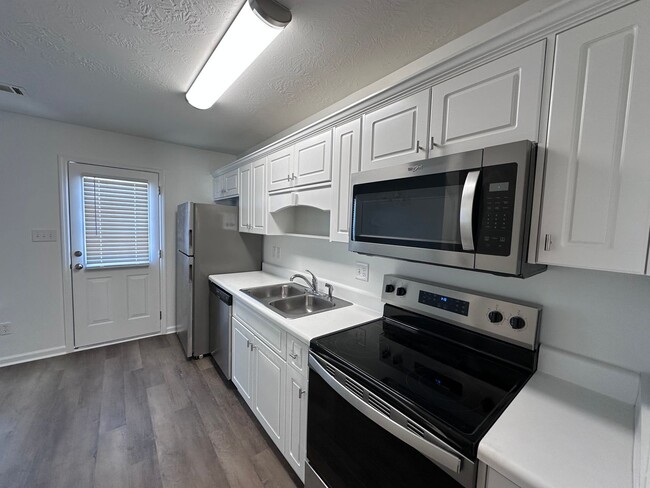Building Photo - UPDATED TOWNHOME IN EVANS