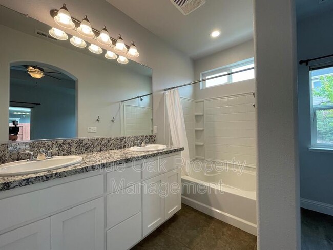 Building Photo - 3032 Biscayne Bay