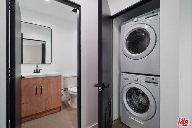 Building Photo - 6236 Sale Ave