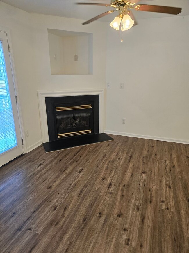Building Photo - Located in Parkers Xing a home with 4BR/2....