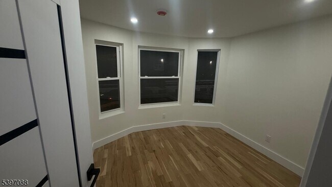 Building Photo - 616 Park Ave