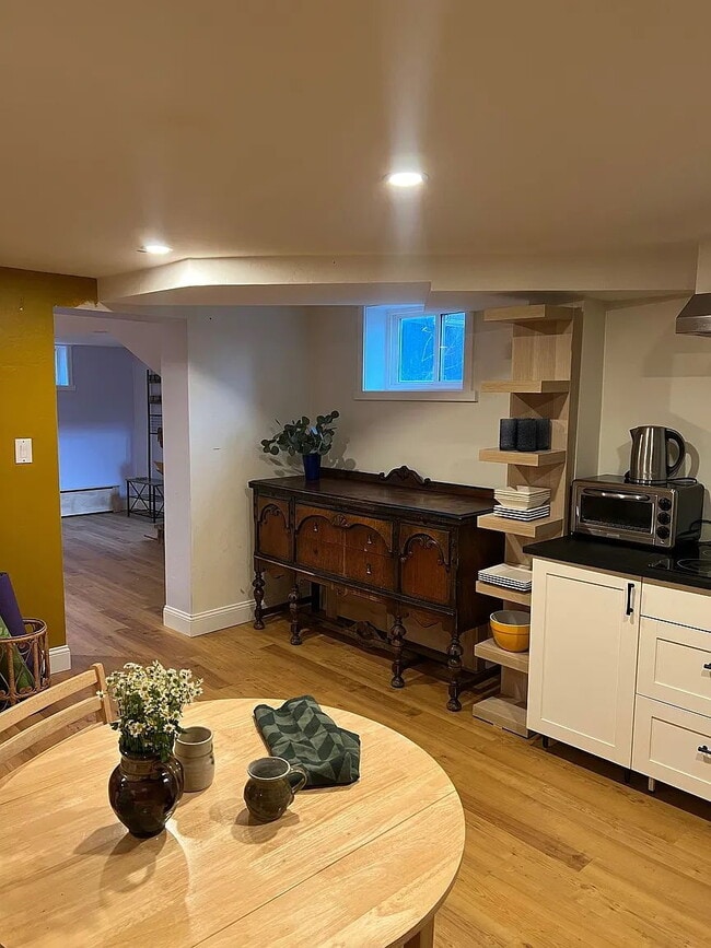 Building Photo - Charming Garden-Level 1BR/1BA Apartment Available January 1st