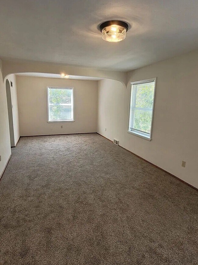 Building Photo - 3 bd, 2 ba house in east campus across from Boone Hospital, walk to campus and downtown, great sh...