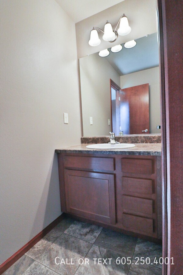 Building Photo - Sensational 2 bedroom Town Home in Harrisb...