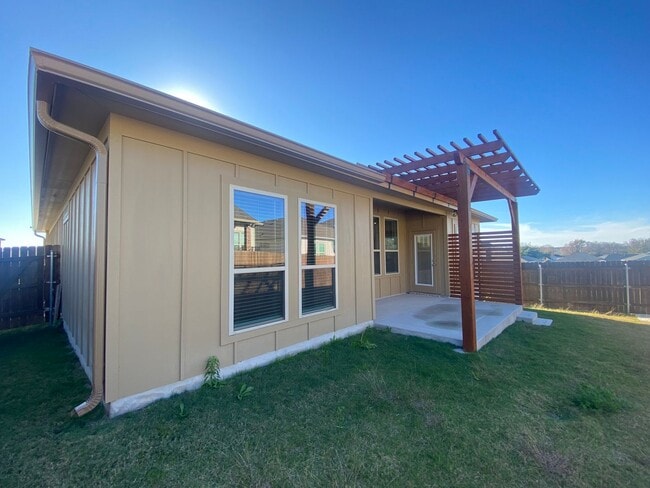 Building Photo - 4 BEDROOM, SHORT TERM LEASE AVAILABLE