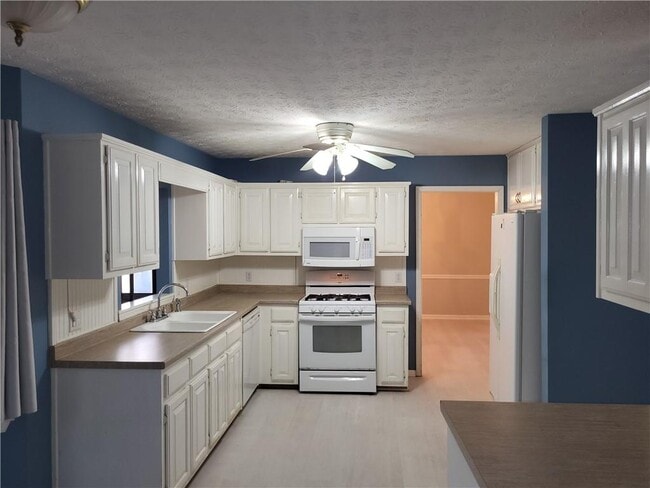 Building Photo - 2990 Riverbend Dr