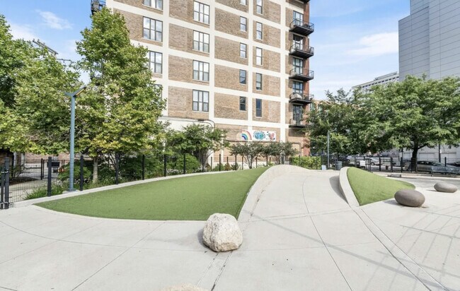 Building Photo - 320 E 21st St