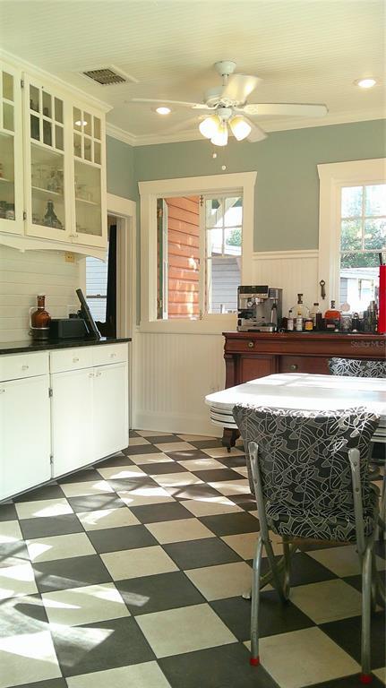 Building Photo - 303 E Plymouth St