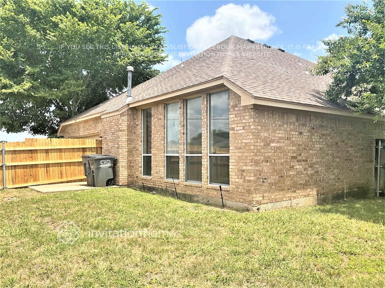 Building Photo - 703 Fox Glen Rd