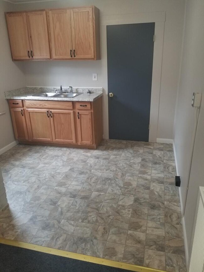 Building Photo - 655 Singleton Ct