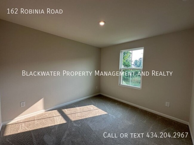 Building Photo - 162 Robinia Rd