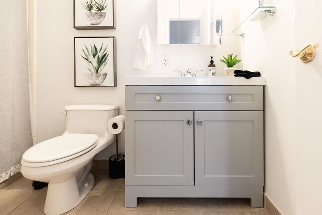 Building Photo - 2199 Sq Ft 4 bedroom 2 bath with Pool & Pool Table - Under Market Rate!