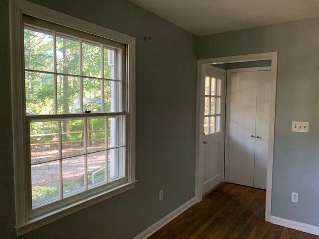 Foyer and living room - 5 Cliffholme Rd
