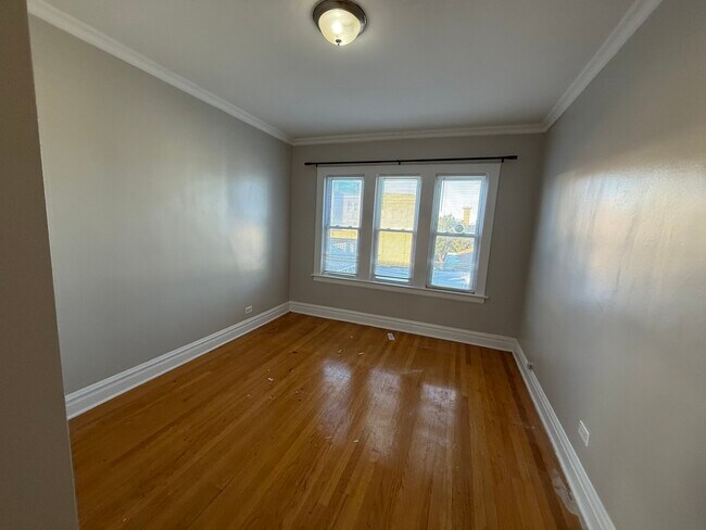 Building Photo - 2140 Clarence Ave