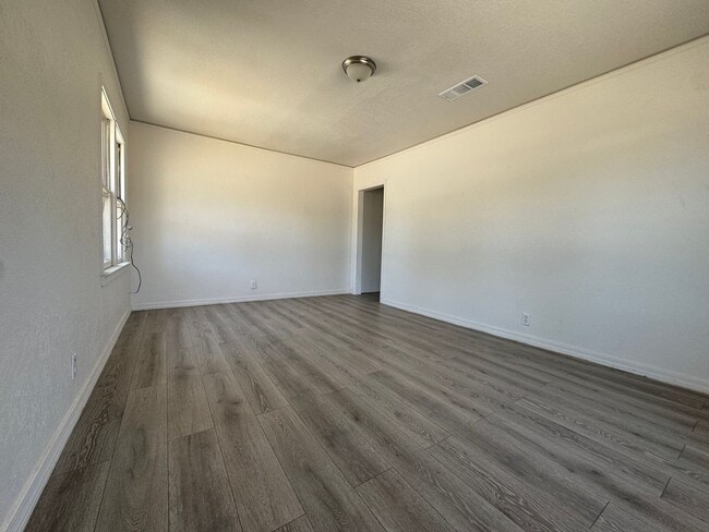 Building Photo - 304 W Albuquerque St