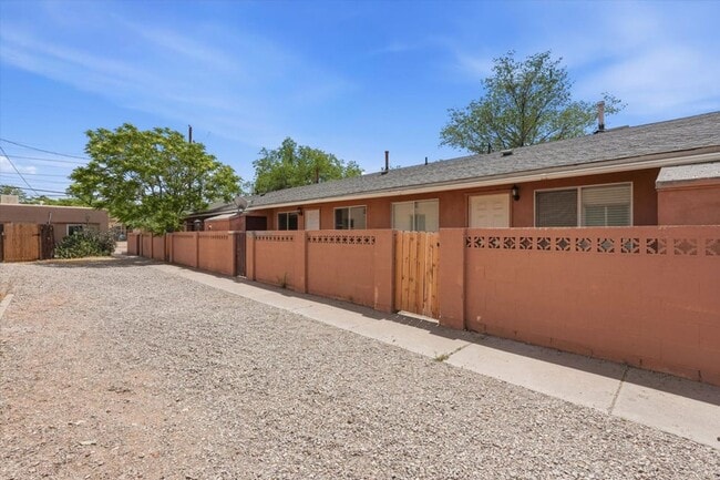 Building Photo - 304 Vassar Dr SE