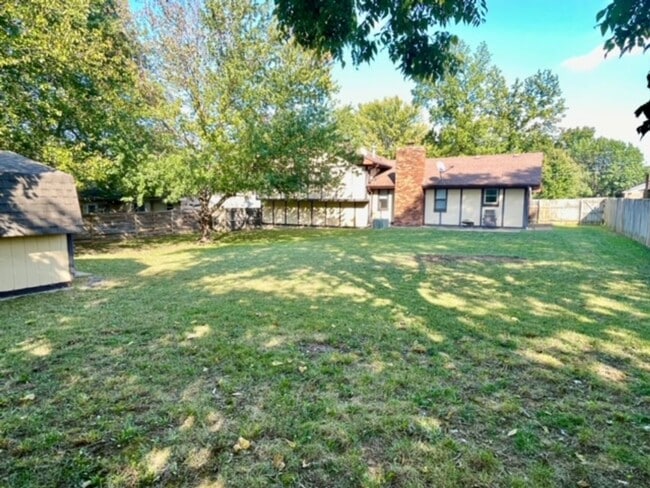 Building Photo - 3839 N Stewart Ave