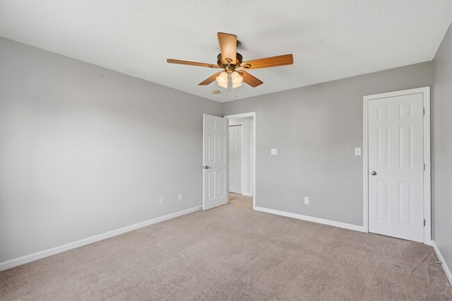 Building Photo - 202 Starcrest Dr