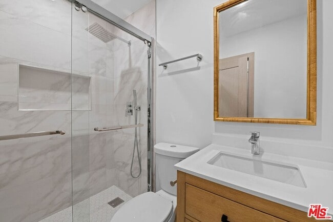 Building Photo - 2447 Beachwood Dr