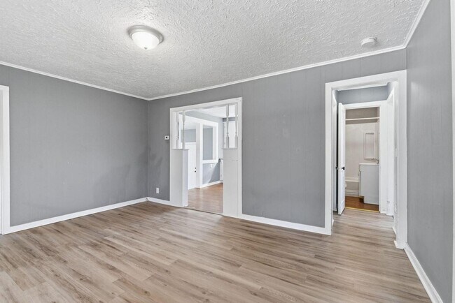 Building Photo - 3 Bedroom | 1 Bathroom Home | PET FRIENDLY!