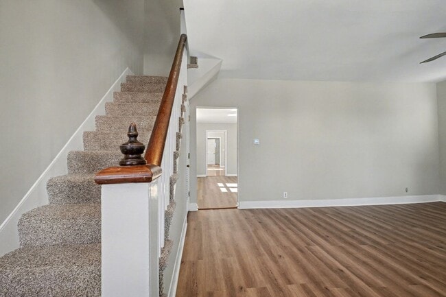 Building Photo - Charming 3-bedroom 2 bathrooms in Downtown...