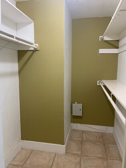 Master walk-in closet - 9310 Fontainebleau Blvd