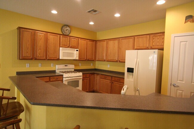 Building Photo - 2 bed w/den, 2 bath, 2 car single story house