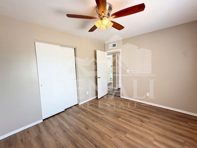Building Photo - 10921 W Sells Dr