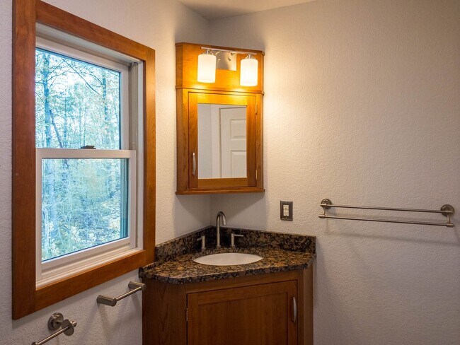 Building Photo - Beautiful Three Bedroom with Stunning View...