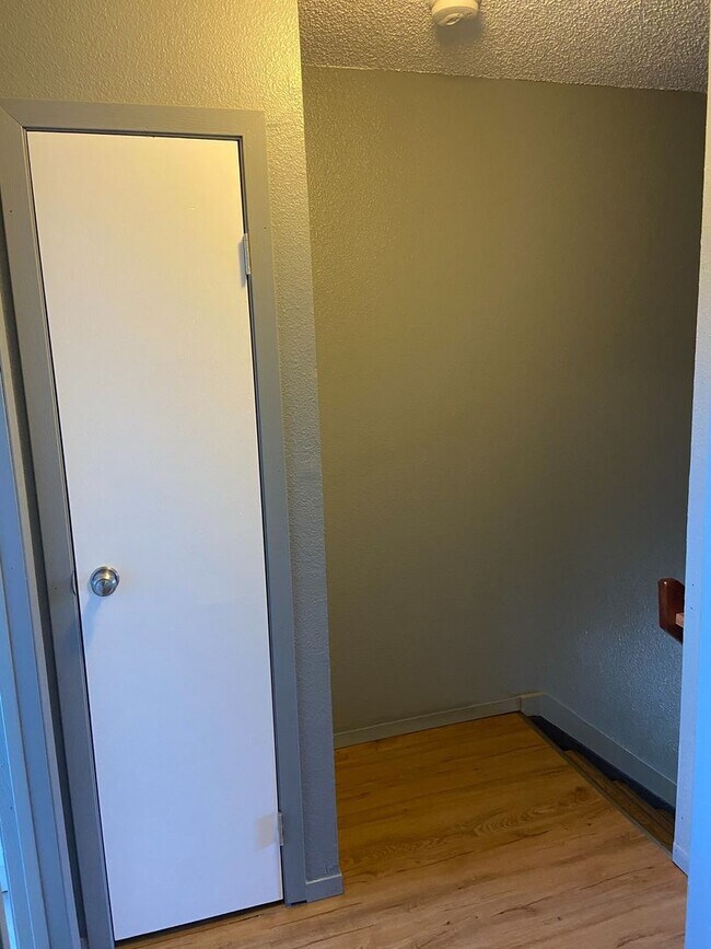 Building Photo - Stunning 2 Bed/2 Bath Townhome near Ft Carson!