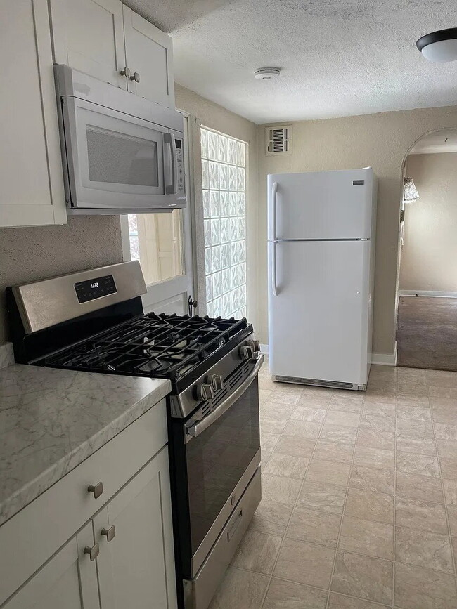 Building Photo - Charming 1-Bed 1-Bath Wheatridge Duplex with Private Fenced Yard & Garage - Available Now!