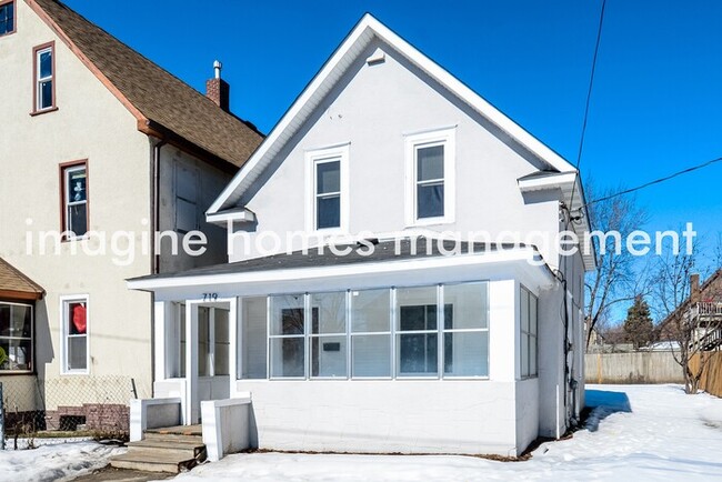 Building Photo - 719 24th Ave NE