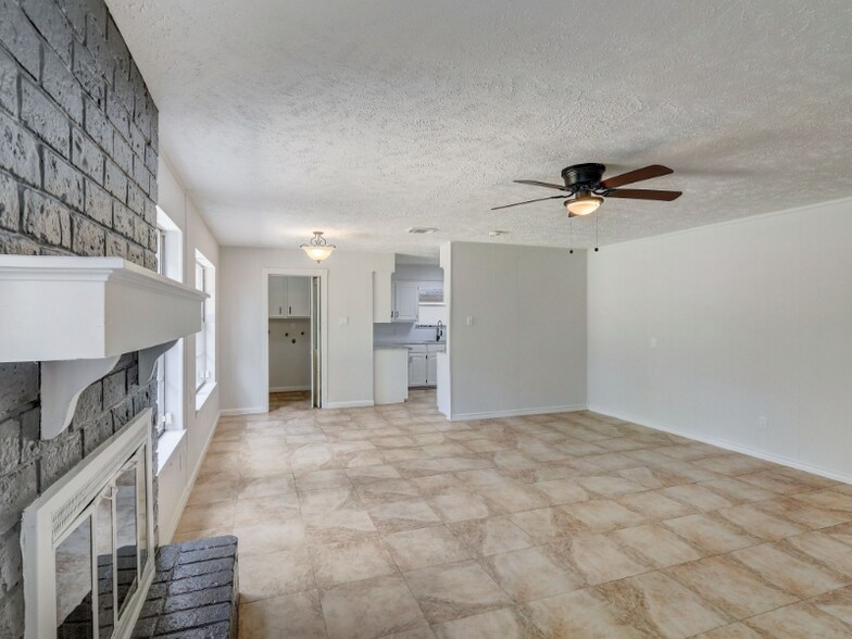 Building Photo - 1951 Round Spring Dr