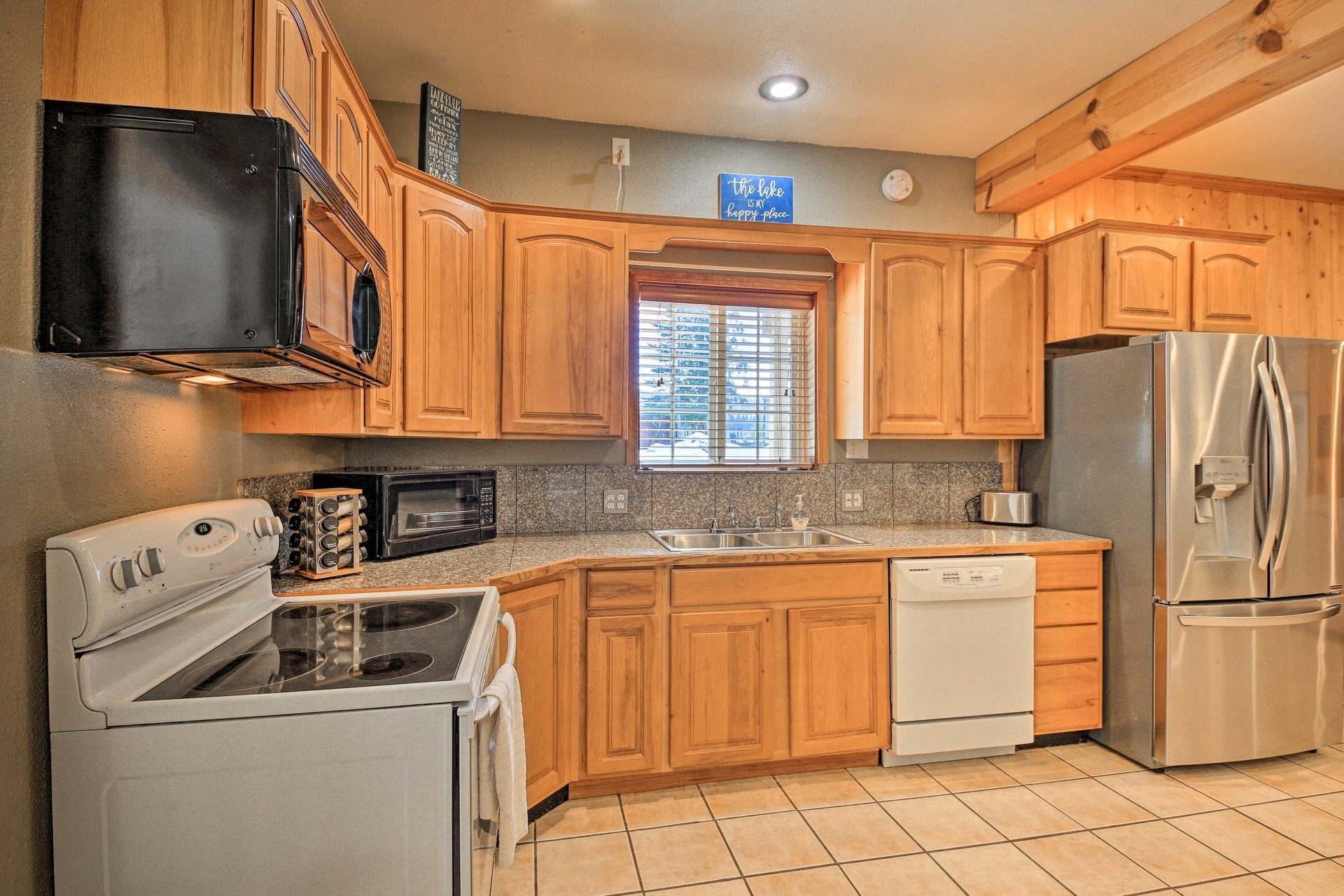 Building Photo - 9076 Lakeshore Dr