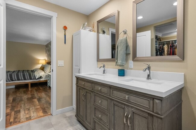 Building Photo - University Place 4 Bed/3 Bath