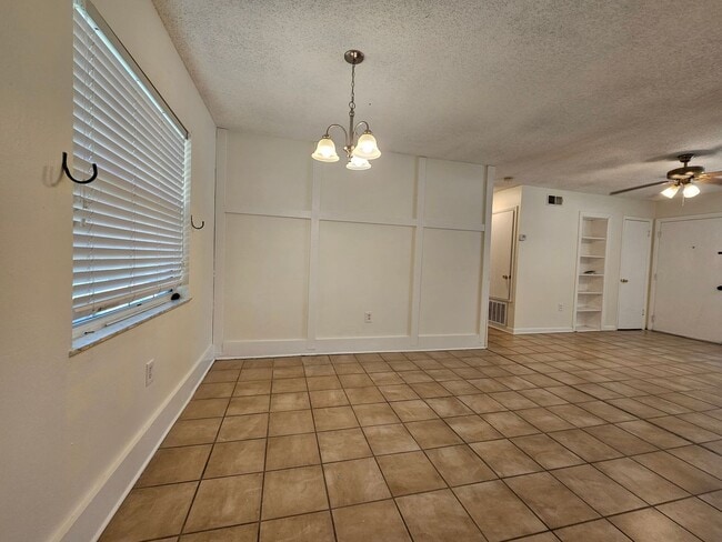 Building Photo - Cozy 3 Bedroom 2 bathroom Home in Prime Or...