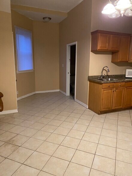 Building Photo - 1800 W 21st Plz