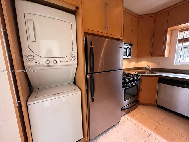 Building Photo - 1100 Venetian Way