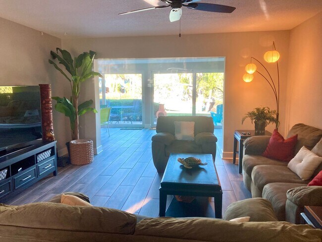 Building Photo - Completely remodeled waterfront condo!