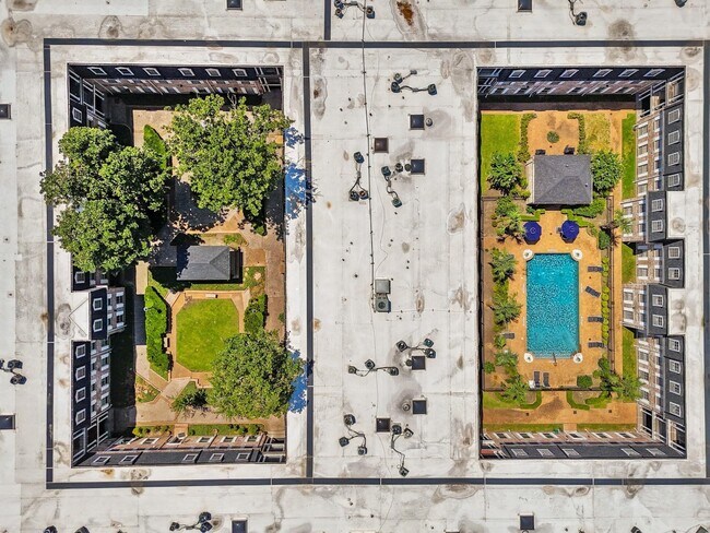 Building Photo - 357 N Post Oak Ln