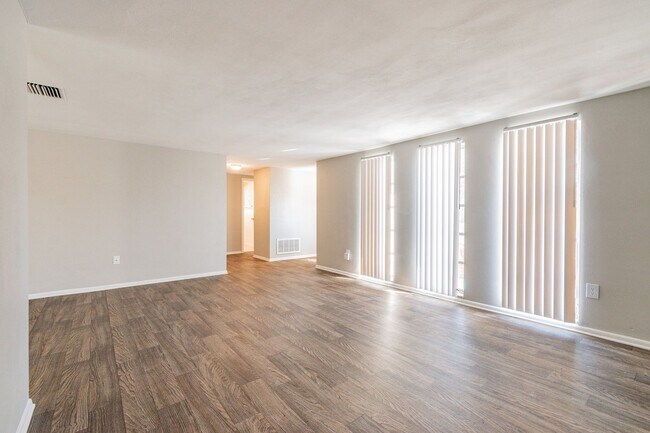 Building Photo - 3/2/1 in Port Richey
