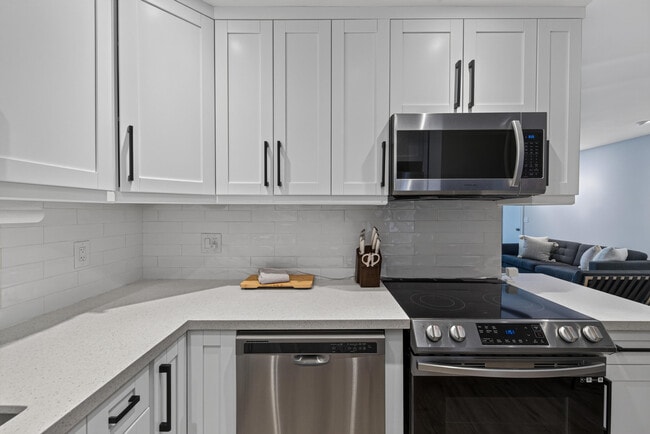 Building Photo - 6515 Bay Club Dr