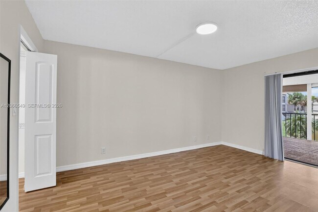 Building Photo - 220 Lakeview Dr