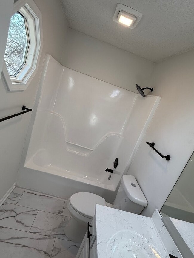 Building Photo - Spacious 4 bedrooms and 2 full baths home located on S Franklin St in Spring Hill